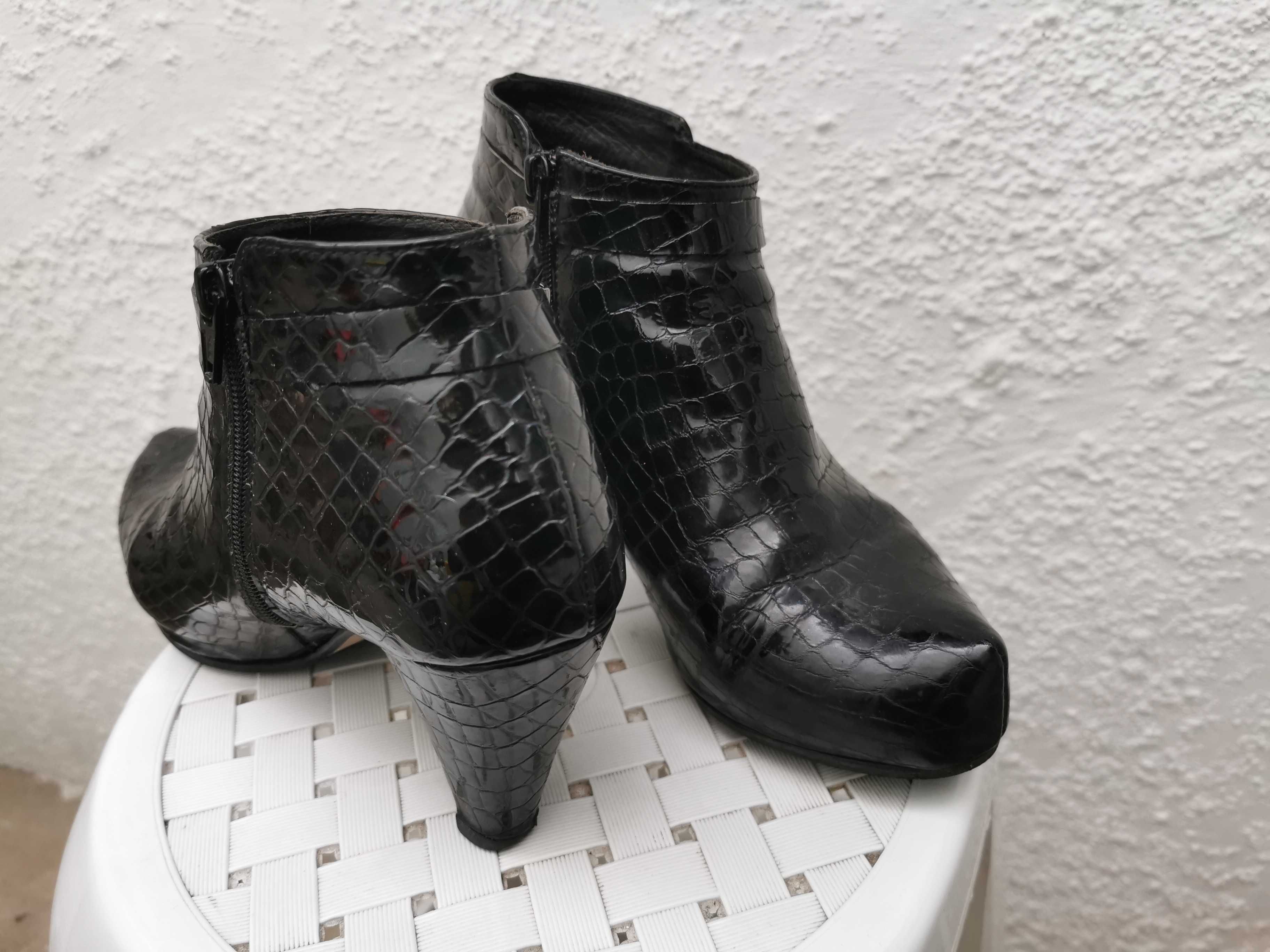 Botins pele preto