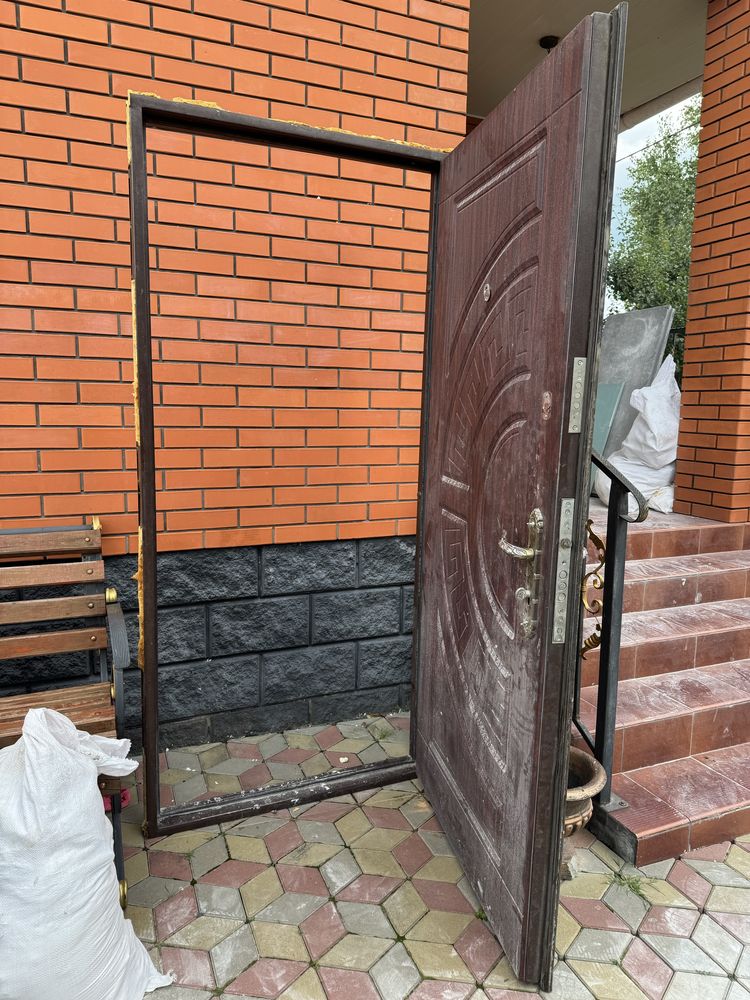 продам вхідні двері в будинок