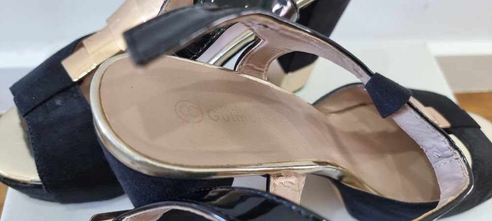 Sandálias Pretas e Douradas - Calçado Guimarães- Tam. 40