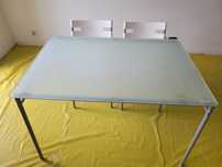 Stół z dwoma krzesłami blat szklany 110*75 cm stan bdb