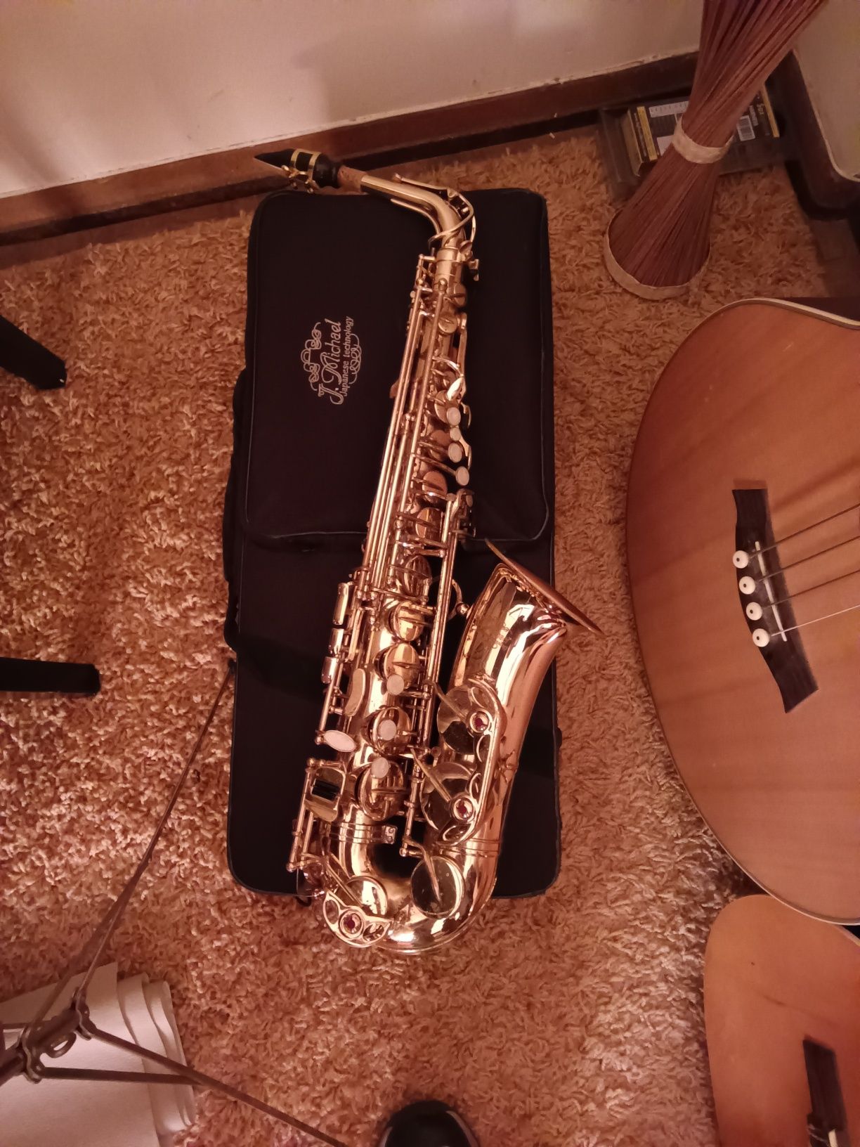 Saxofone alto J. Michael