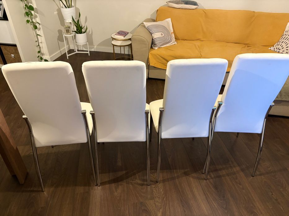 4 cadeiras brancas com pés prateados