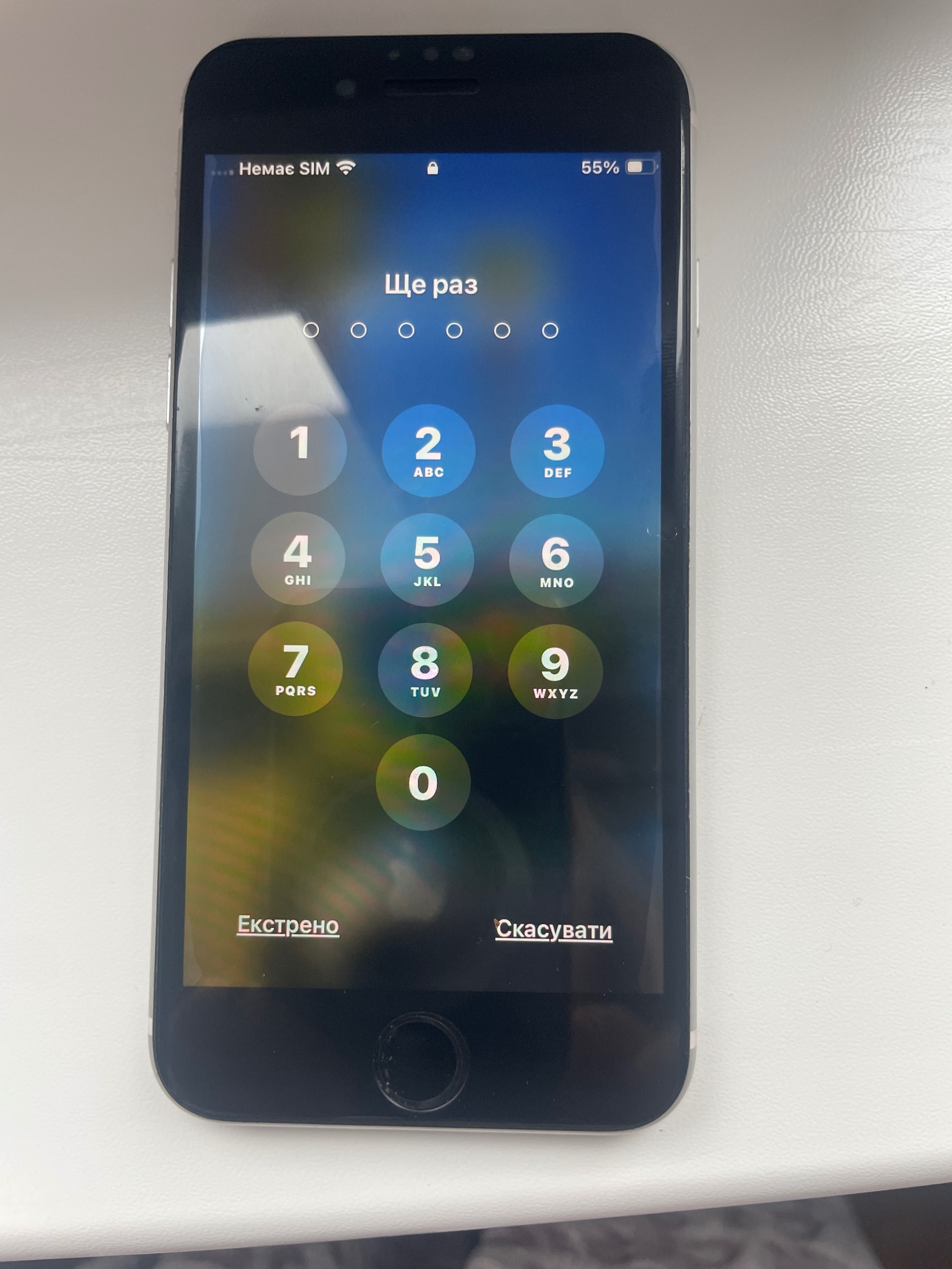 iPhone SE білого кольору Б/у памʼять 64 Гб в гарному стані ціна