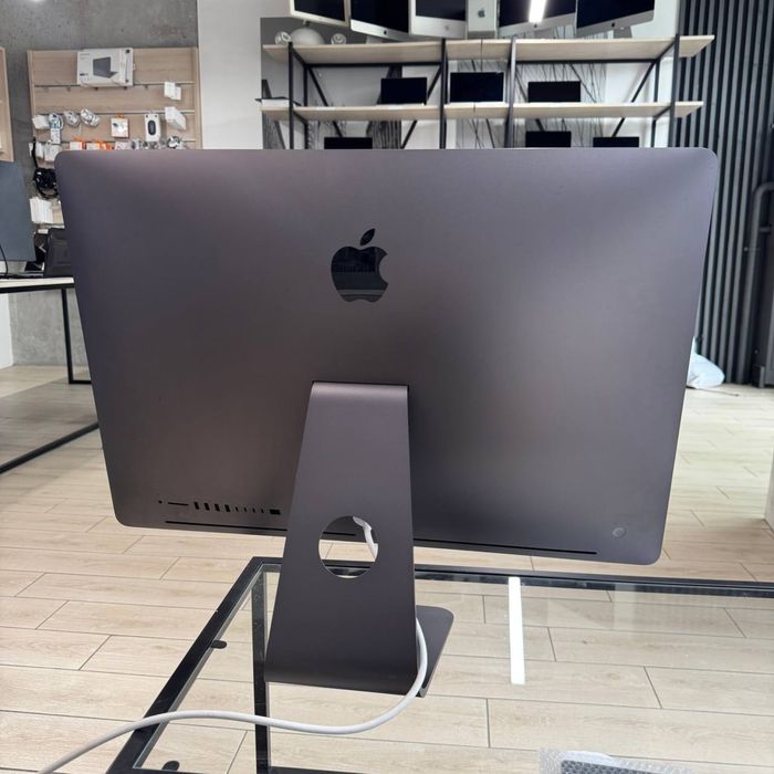 Apple iMac Pro 27" 2017 8C Xeon 32/64/128GB RAM 1TB SSD AMD VEGA 8GB