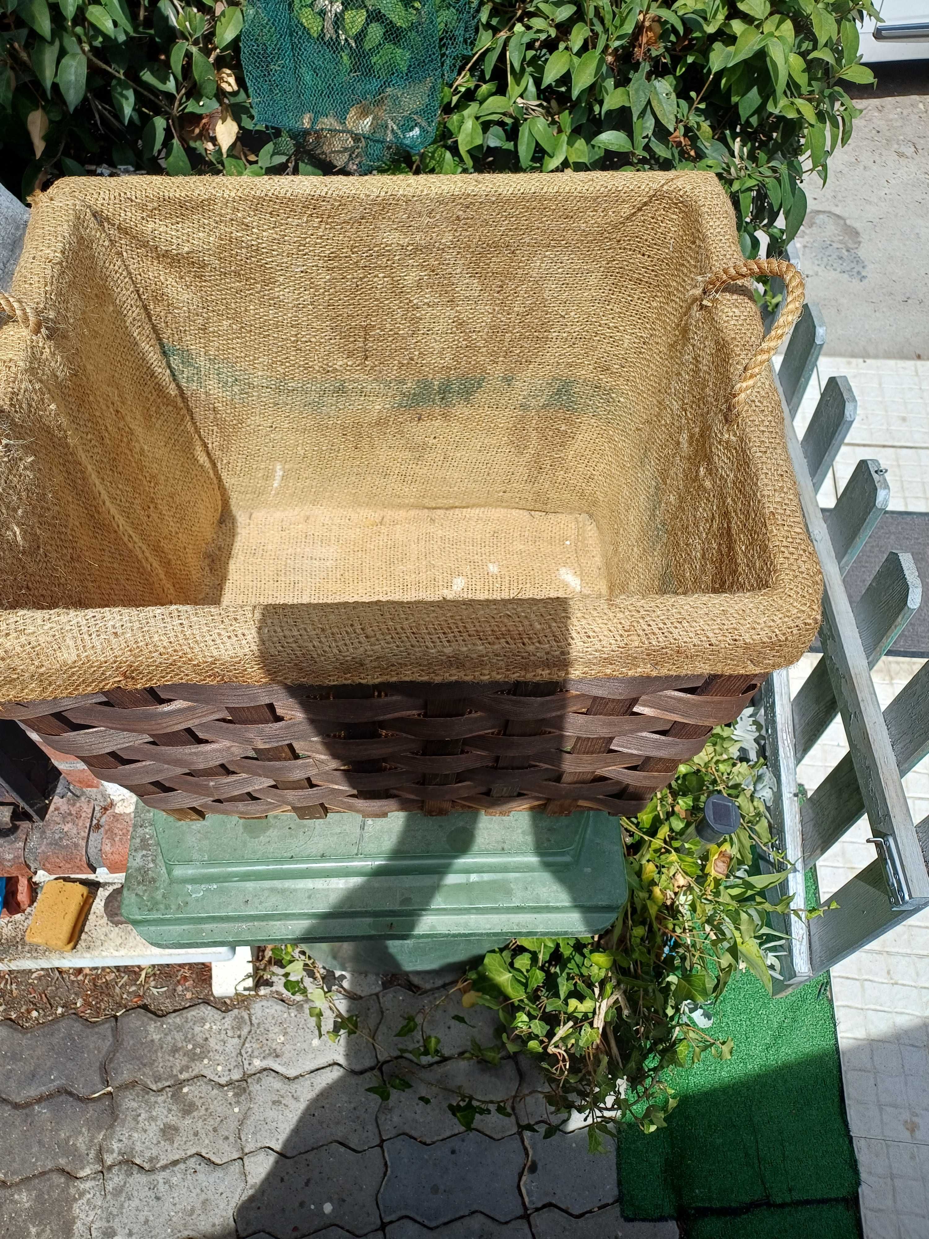 Cesta para lenha ou pinhas