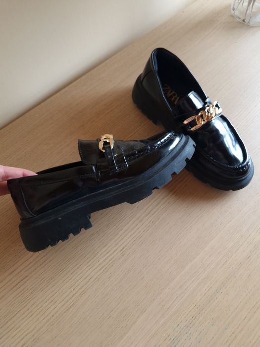 Loafersy lakierowane czarne złote łańcuchy Zara roz. 34
