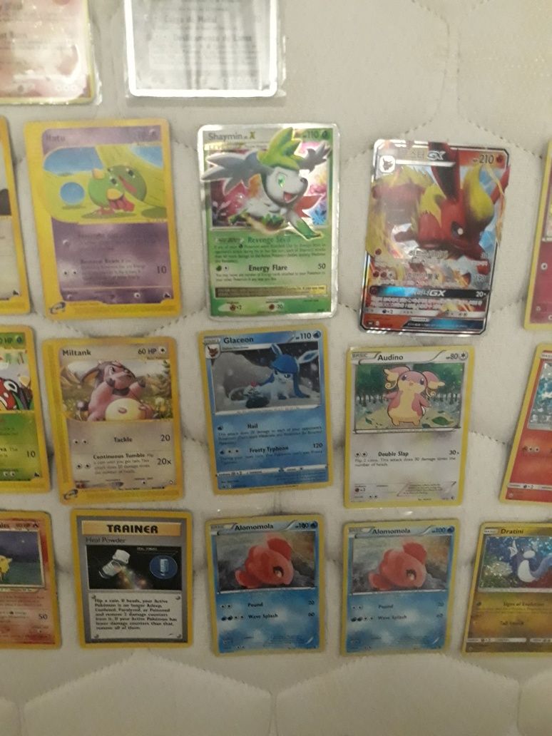 21 cartas pokemon com holo, charizard, eevolutions