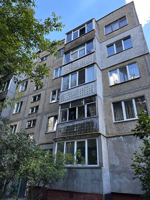 Продам 4  ком  кв  в  р-ні  Боевой  вул   Льотна  1     5/5 пан дома