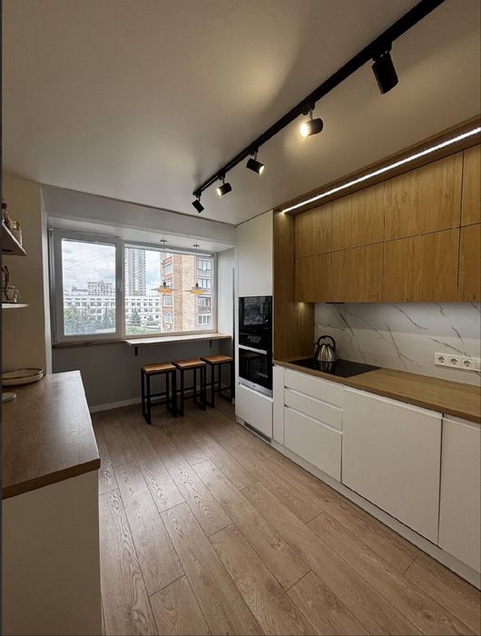 Центр міста! Сучасна трикімнатна квартира.