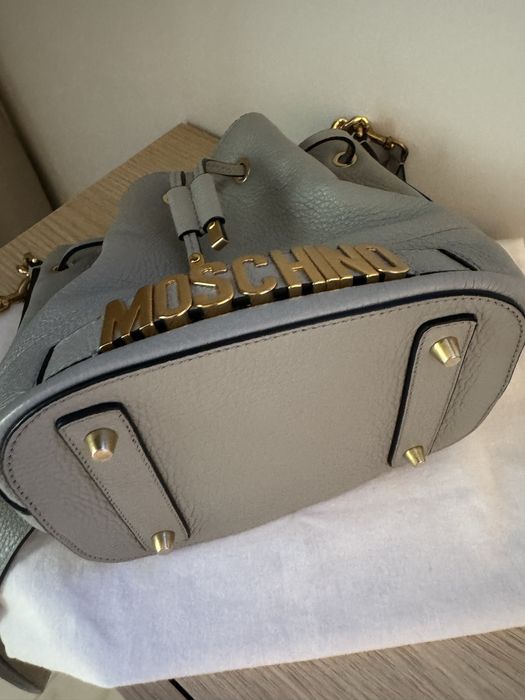 Moschino skórzana torebka worek bucket na regulowanym i odpinamy pasku