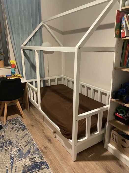 Drewniane łóżko domek