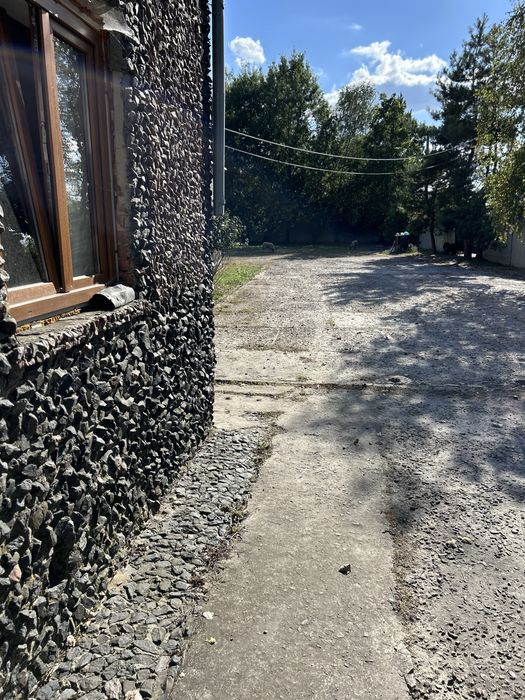 Продаж ділянки та приміщення  під бізнес