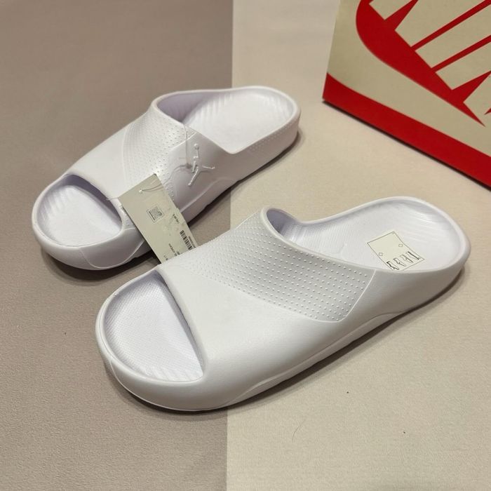 Нові шльопки тапочки Jordan Post Slide білі в розмірах