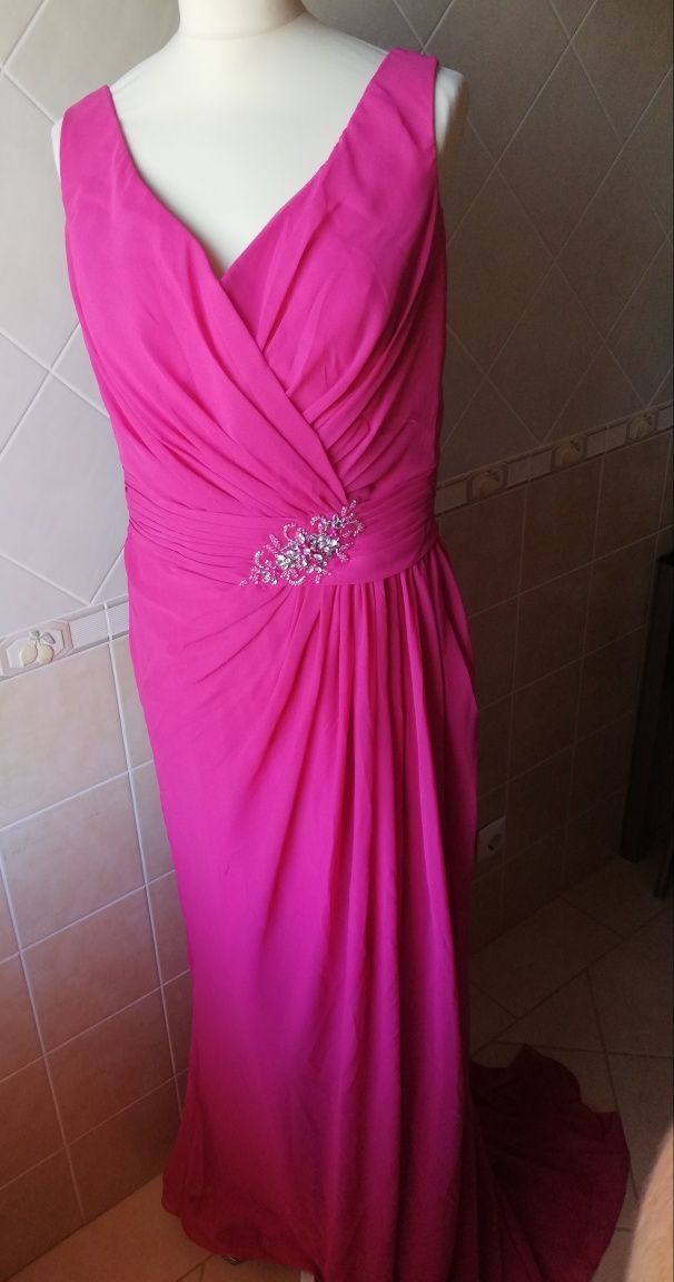 Vestido cerimónia comprido, na cor rosa fuxia