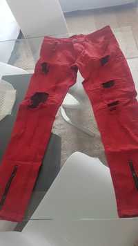 Calças ganga vermelha e calças ganga branca