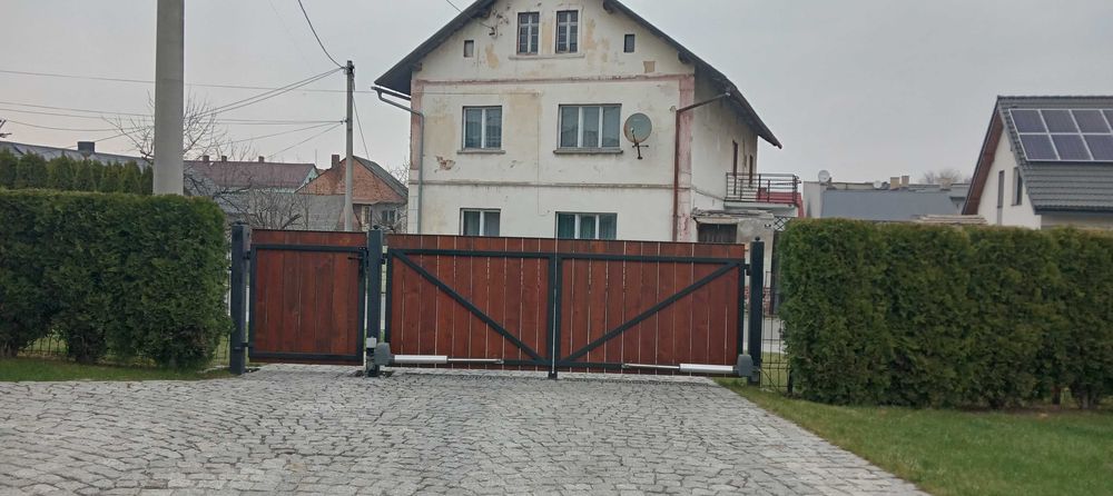 Brama wjazdowa do podwórka  i ogrodzenie