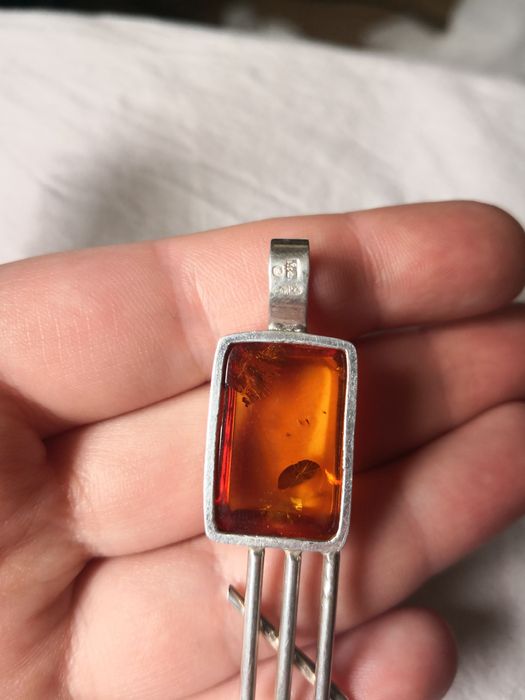 Stara srebrna zawieszka z naturalnym bursztynem srebro biżuteria vinta
