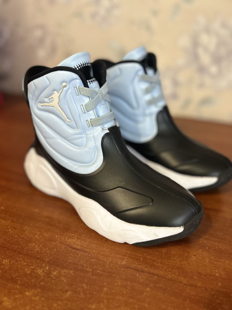Продам оригінальні кросівки Jordan у гарному стані
