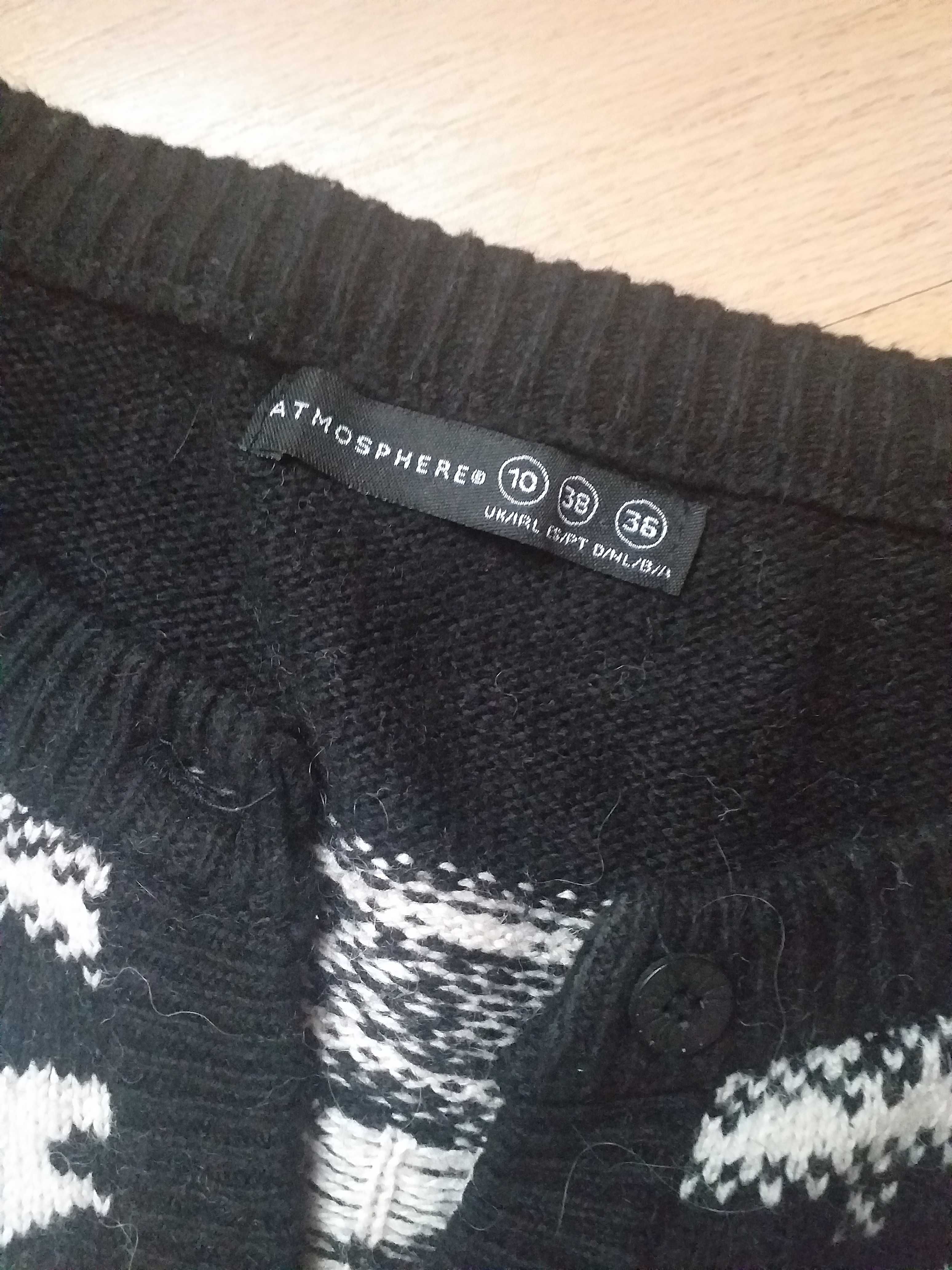 Czarny zimowy sweter na guziki Atmosphere r. 38