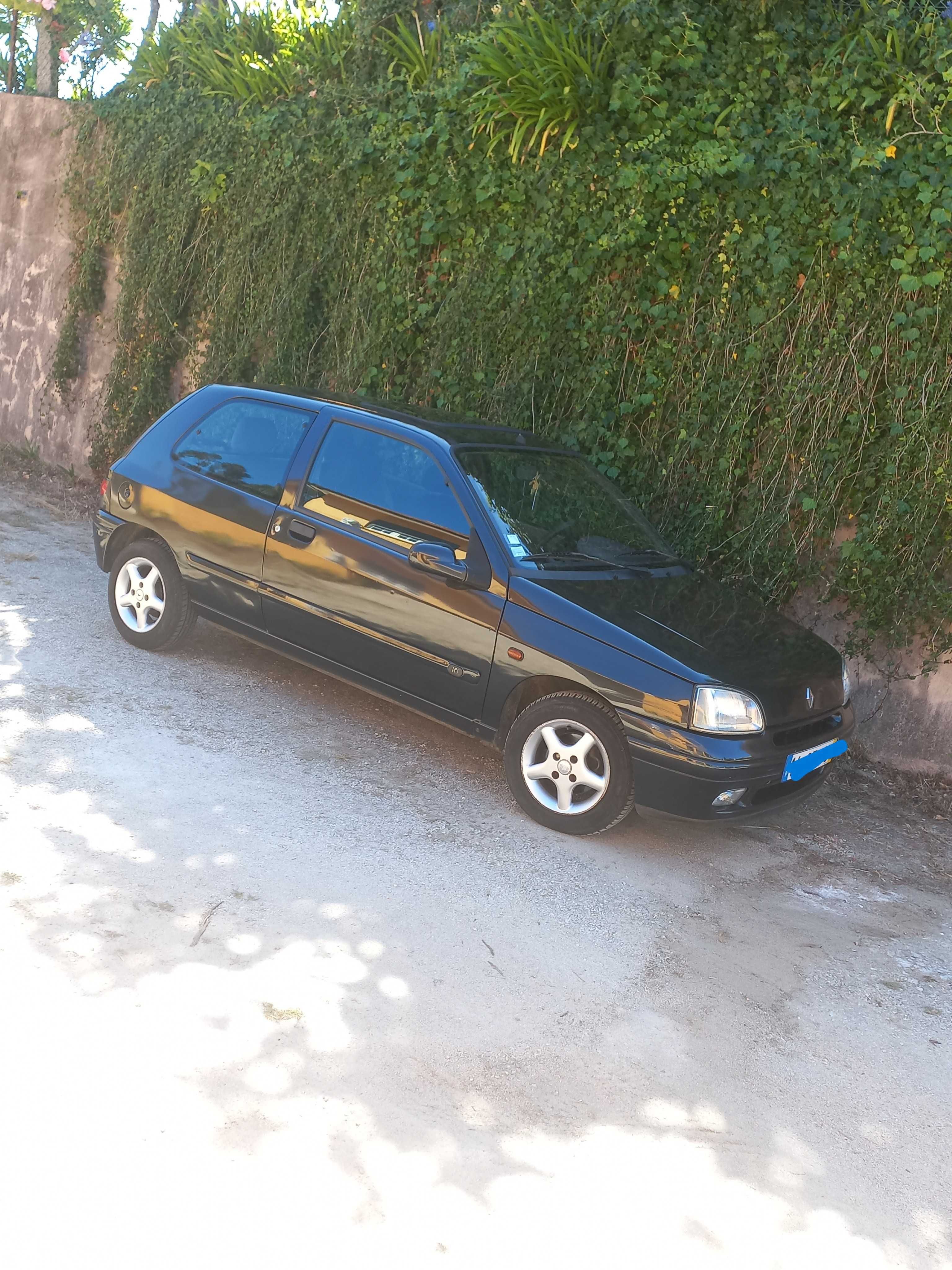 Clio 1 ano 1997 em bom estado geral