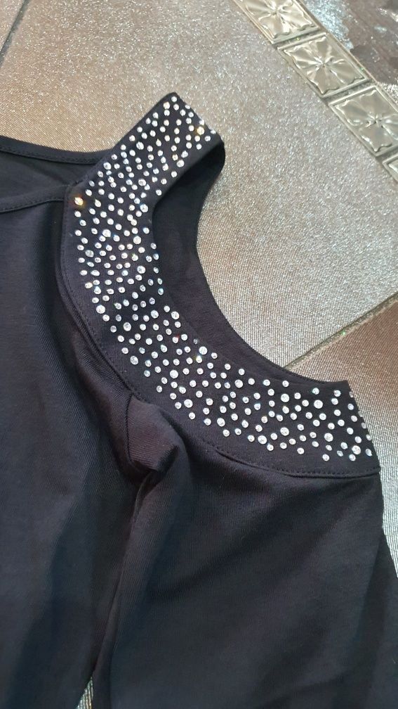 Śliczna czarna bluzka wycięte ramiona cyrkonie bawełna M