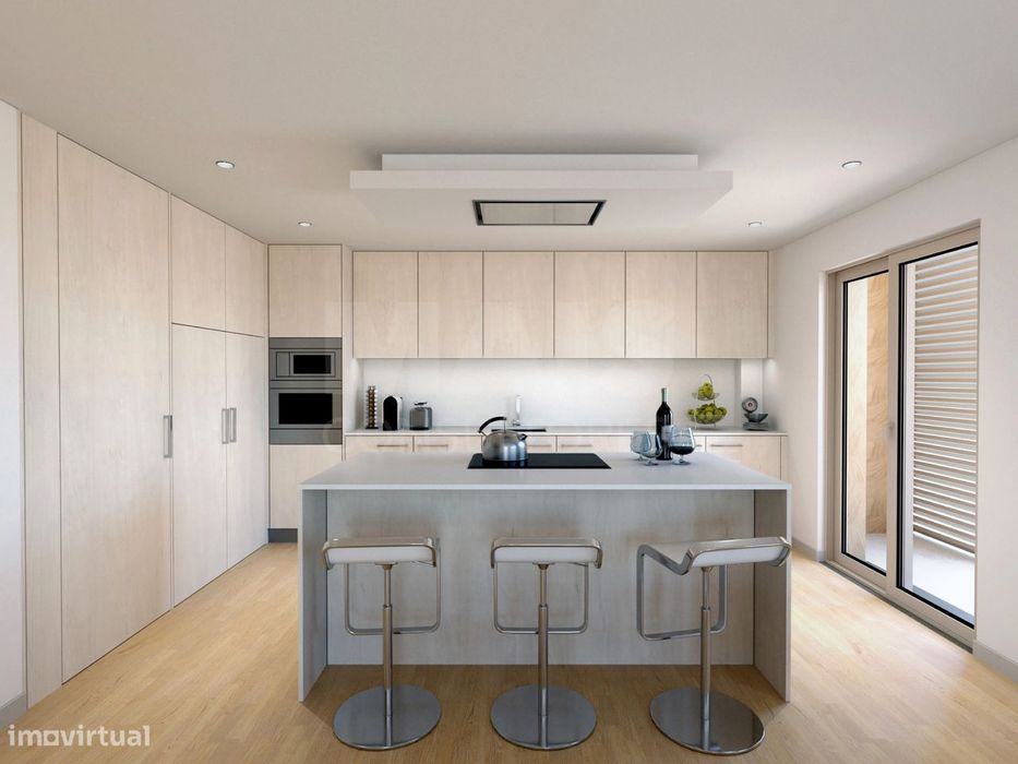 Apartamento T3+1 com varanda, terraço e garagem box no Montijo.