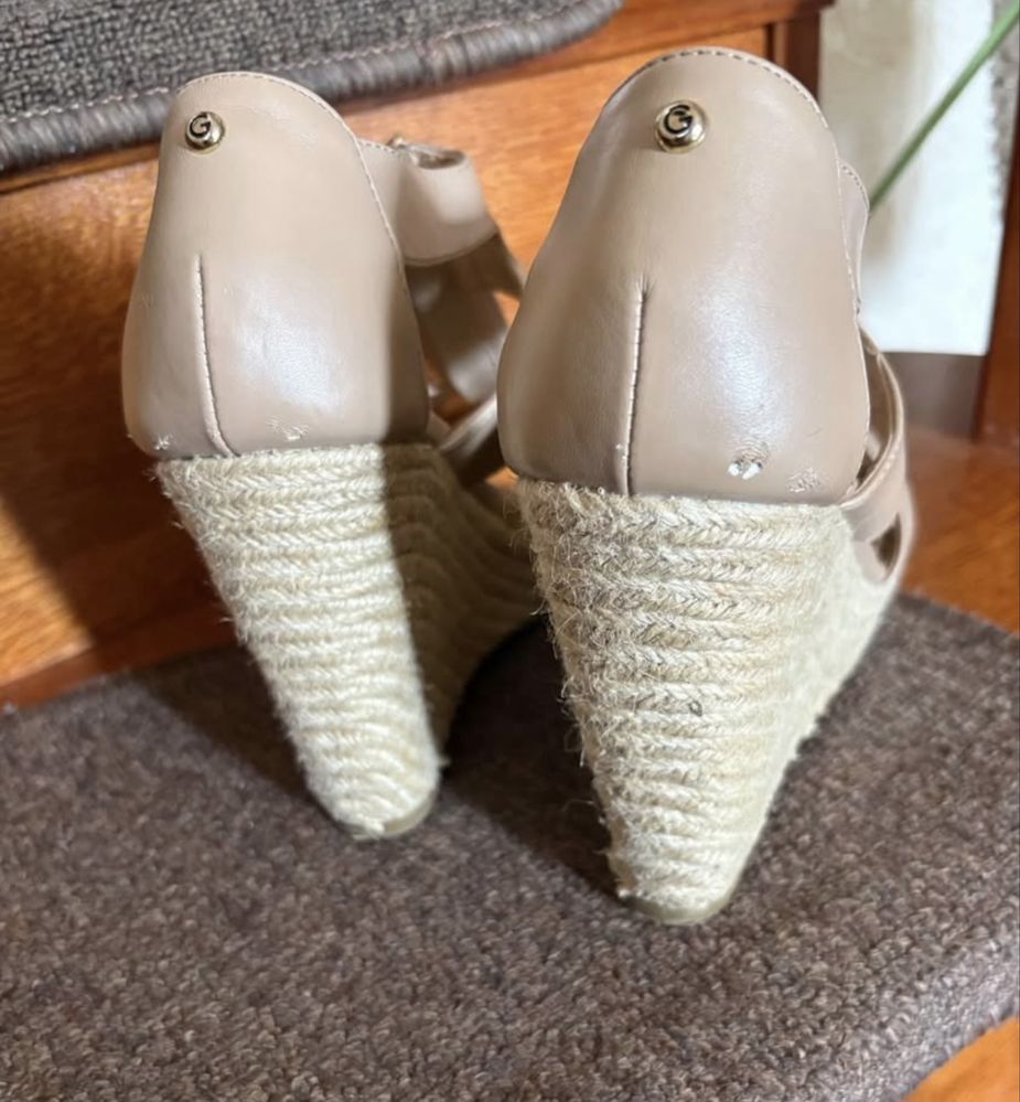 Beżowe buty na koturnie GUESS rozmiar 38, stan bardzo dobry