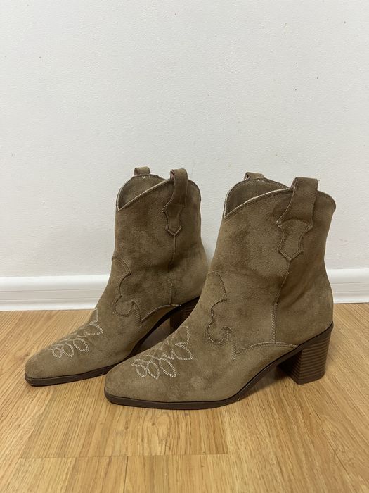 Козаки, ковбойські чоботи, розмір 40, колір бежевий, замша