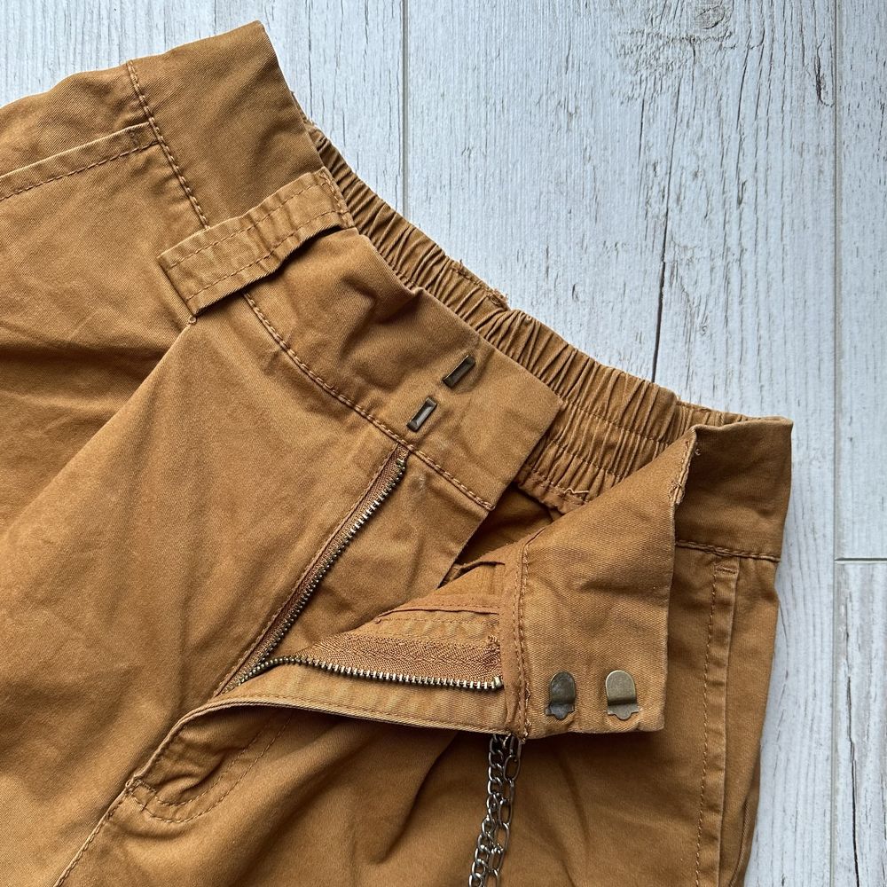Karmelowe spodnie cargo z łańcuchem bojówki pull&bear XS