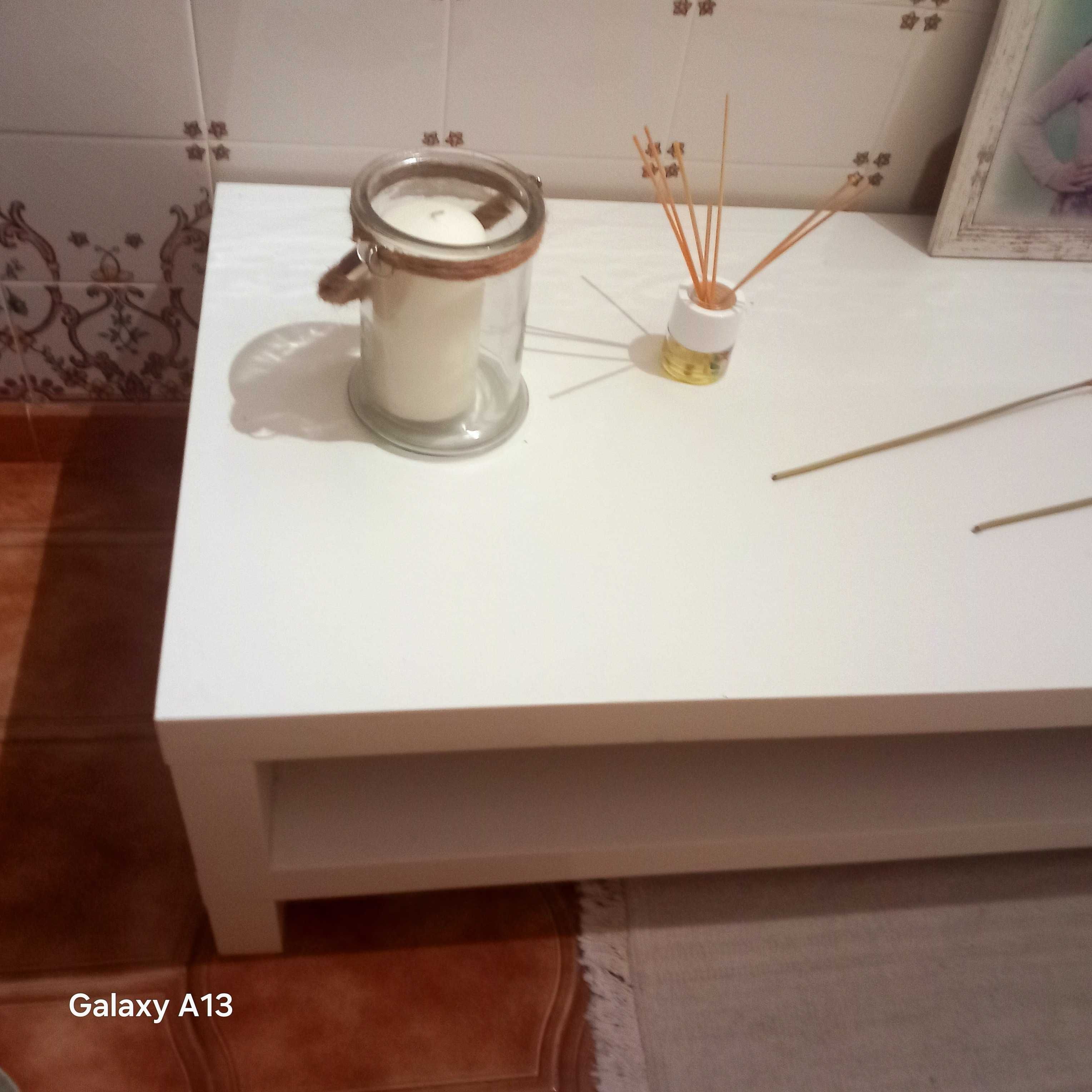 Movel branco televisão