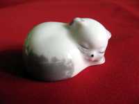 Kot - mały śpiący kotek - figurka z porcelany - 2,5 x 4,5 x 3 cm