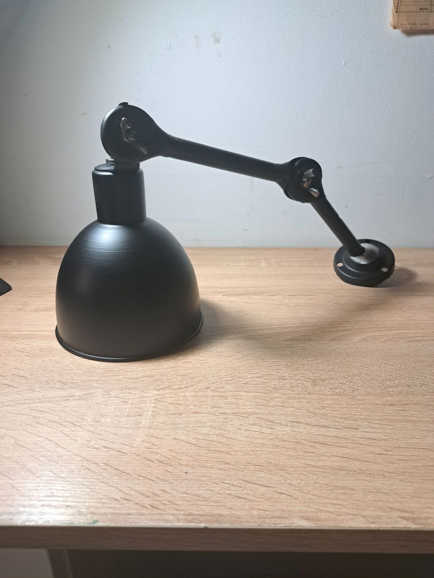Zabytkowa lampa samochodowa.