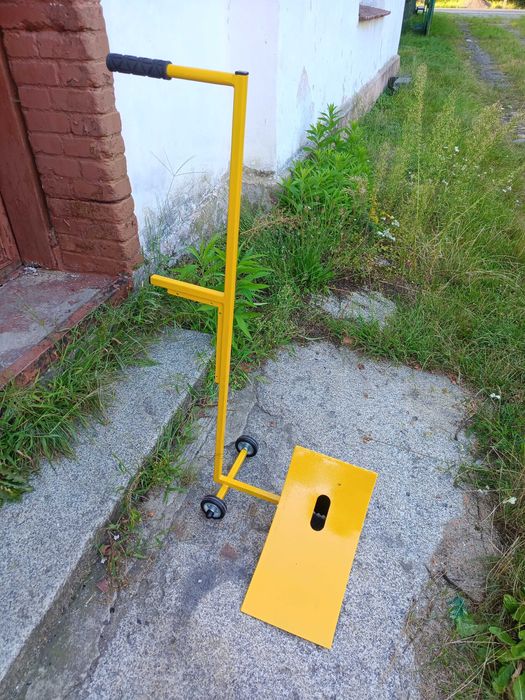 Klin pod koło, blokada koła ciężarówka, wózek z klinem