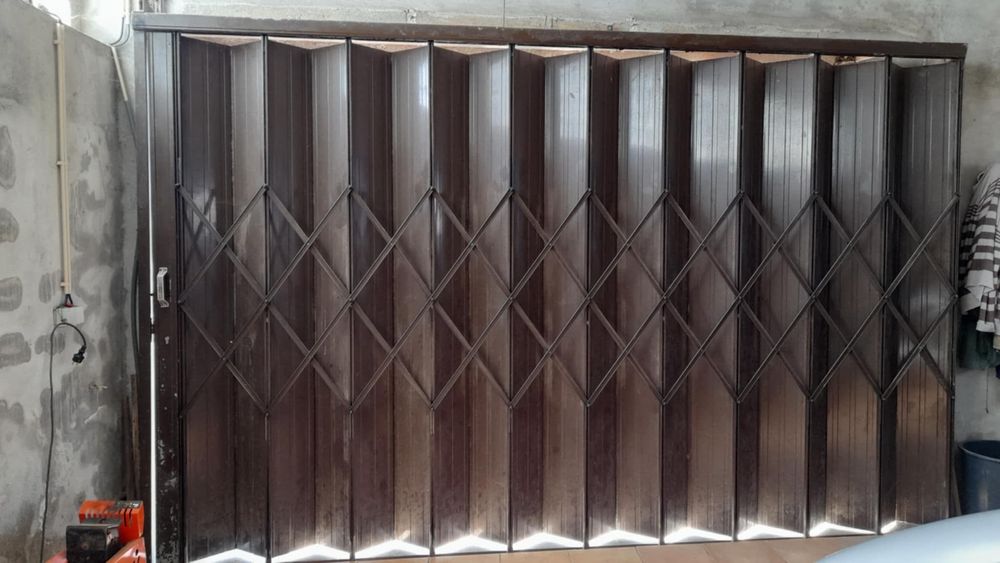 Portão de ferro castanho