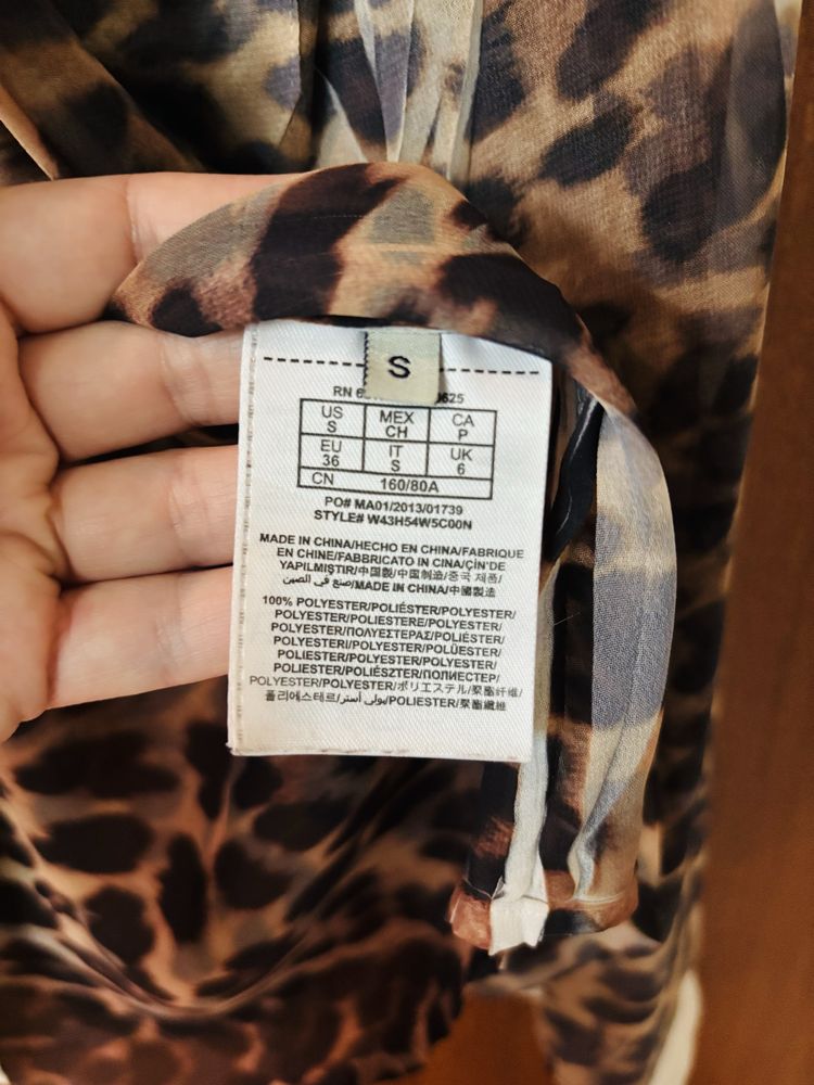 Camisa Guess com aplicacao dourada