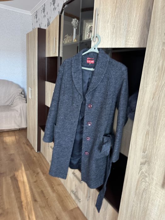 Пальто графітового кольору 40 -42 розміру