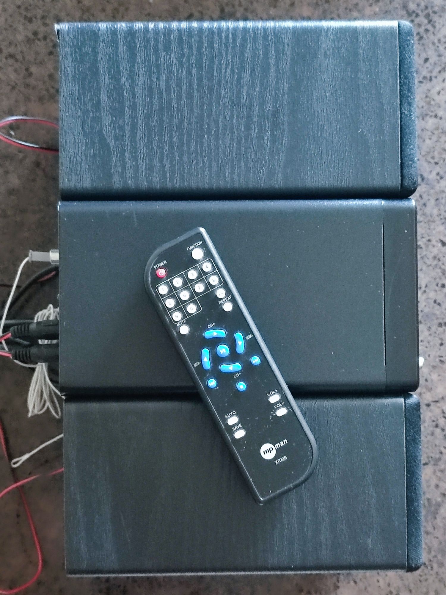 Mini sistema de áudio da marca MP Man, modelo XRM6 com comando