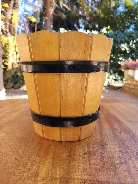 Stara donica na kwiaty