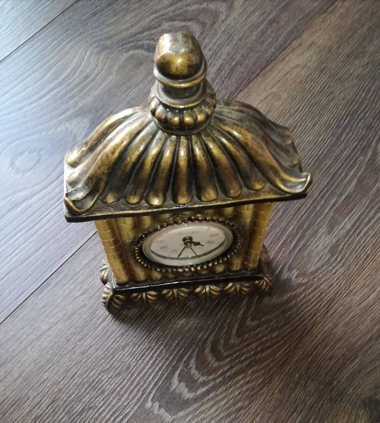 Dekoracyjny zegar Pierrot kształt kominka złoty kolor
