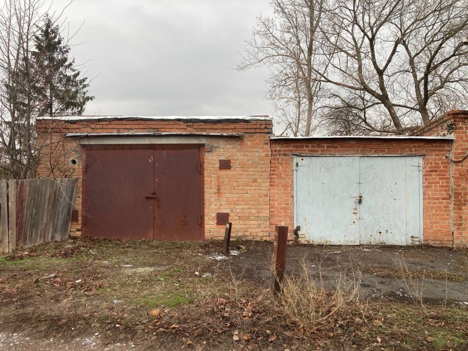 Продам 2 гаражі поруч з центром