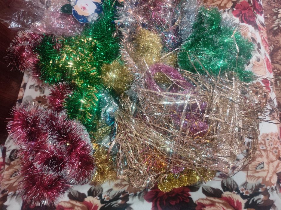 Продам лот іграшок новорічних б/у. 250гр.