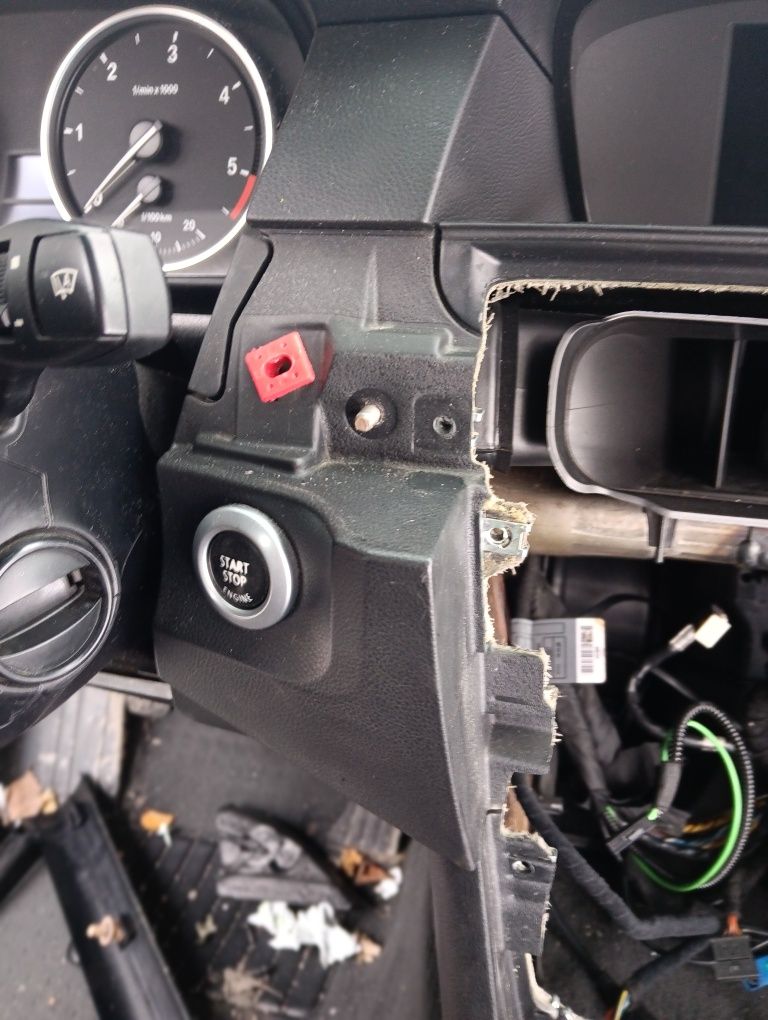 BMW E60 E61 deska rozdzielcza pod kubki na przycisk czarna