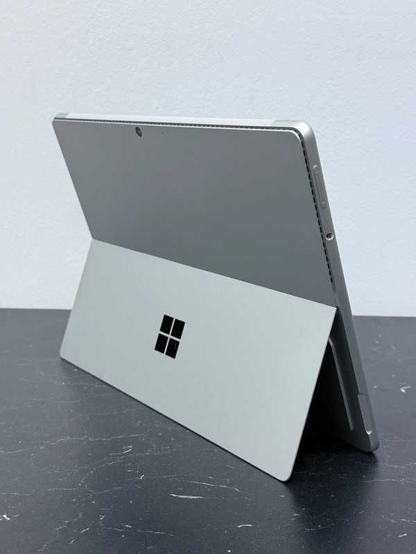 Microsoft Surface Pro 8 + Teclado & Caneta