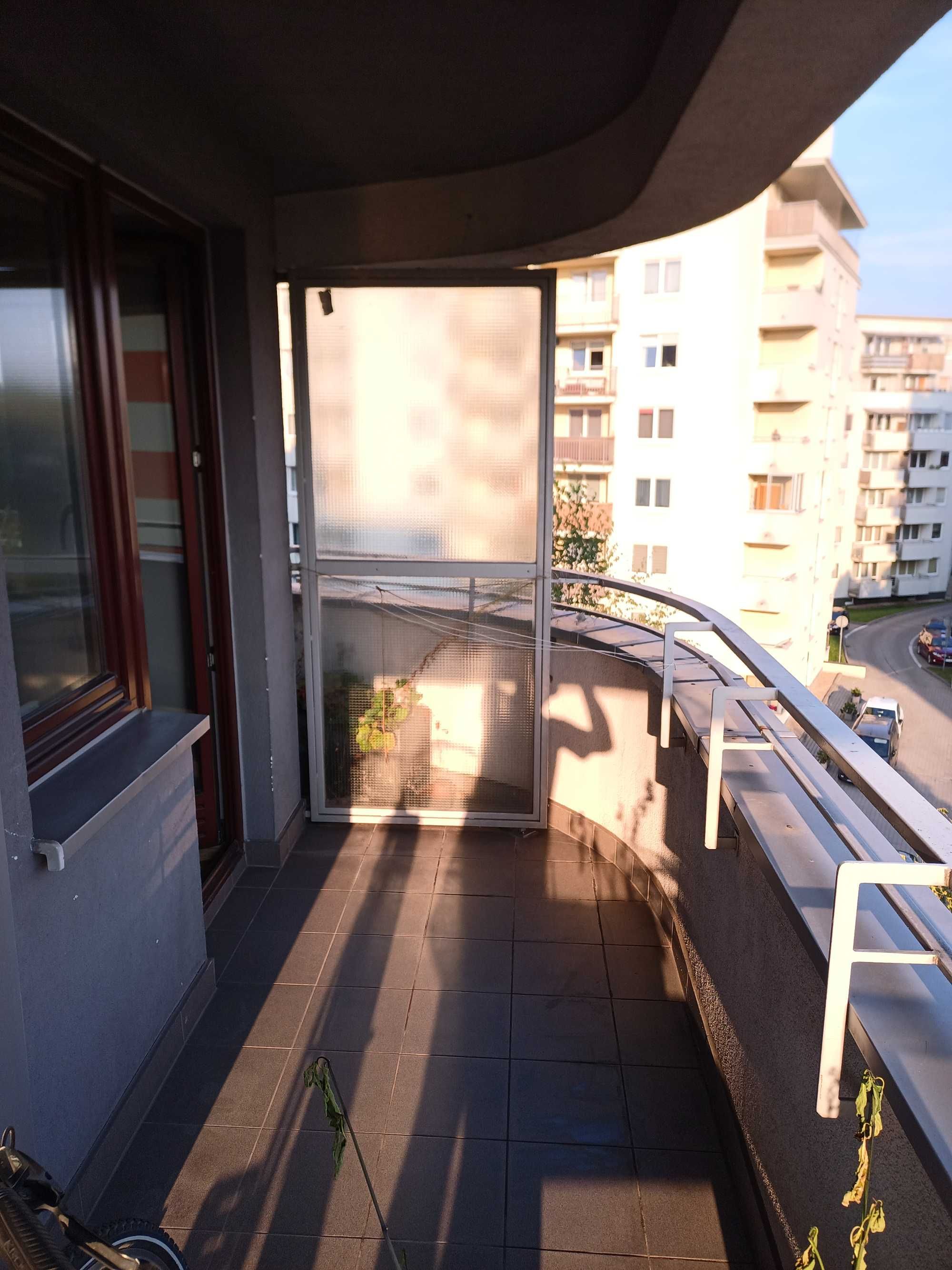 Pokój z balkonem dla studentki, kampus UJ, 1250 całość