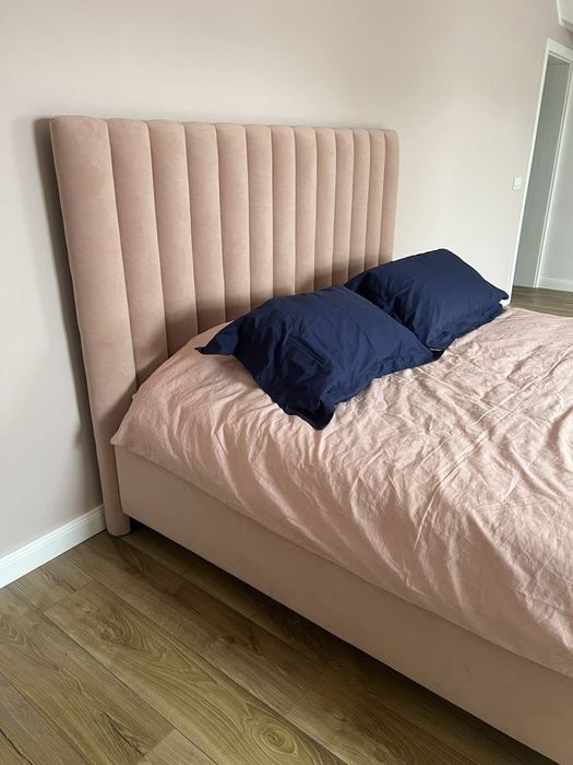 Sypialnia łóżko tapicerowane półwałki panele stelaż pojemnik welur