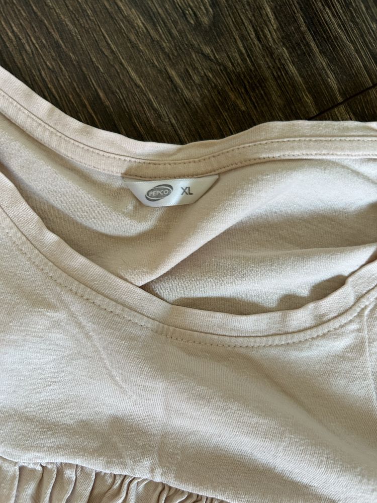 Bawełniany damski t-shirt z falbanką pepco XL/ 42 nude kolor cielisty