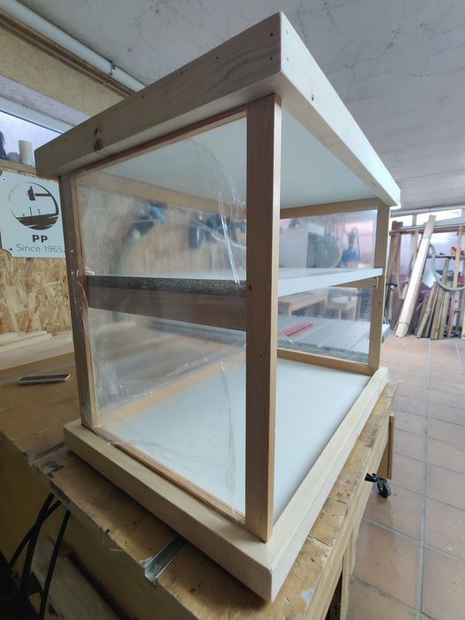 Vitrine de apoio desmontável