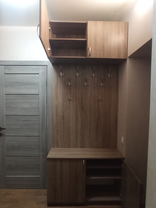 Продам передпокій  у коридор.