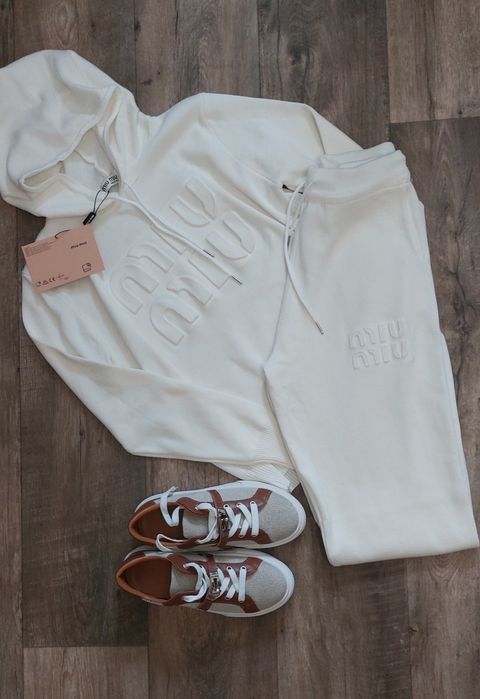 Молочний костюм Miu Miu трикотаж пряжа вязка білий з капюшоном