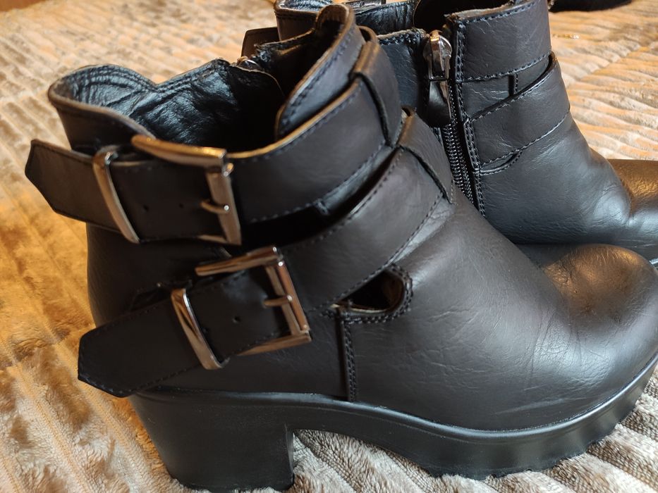 Botins pretos com salto